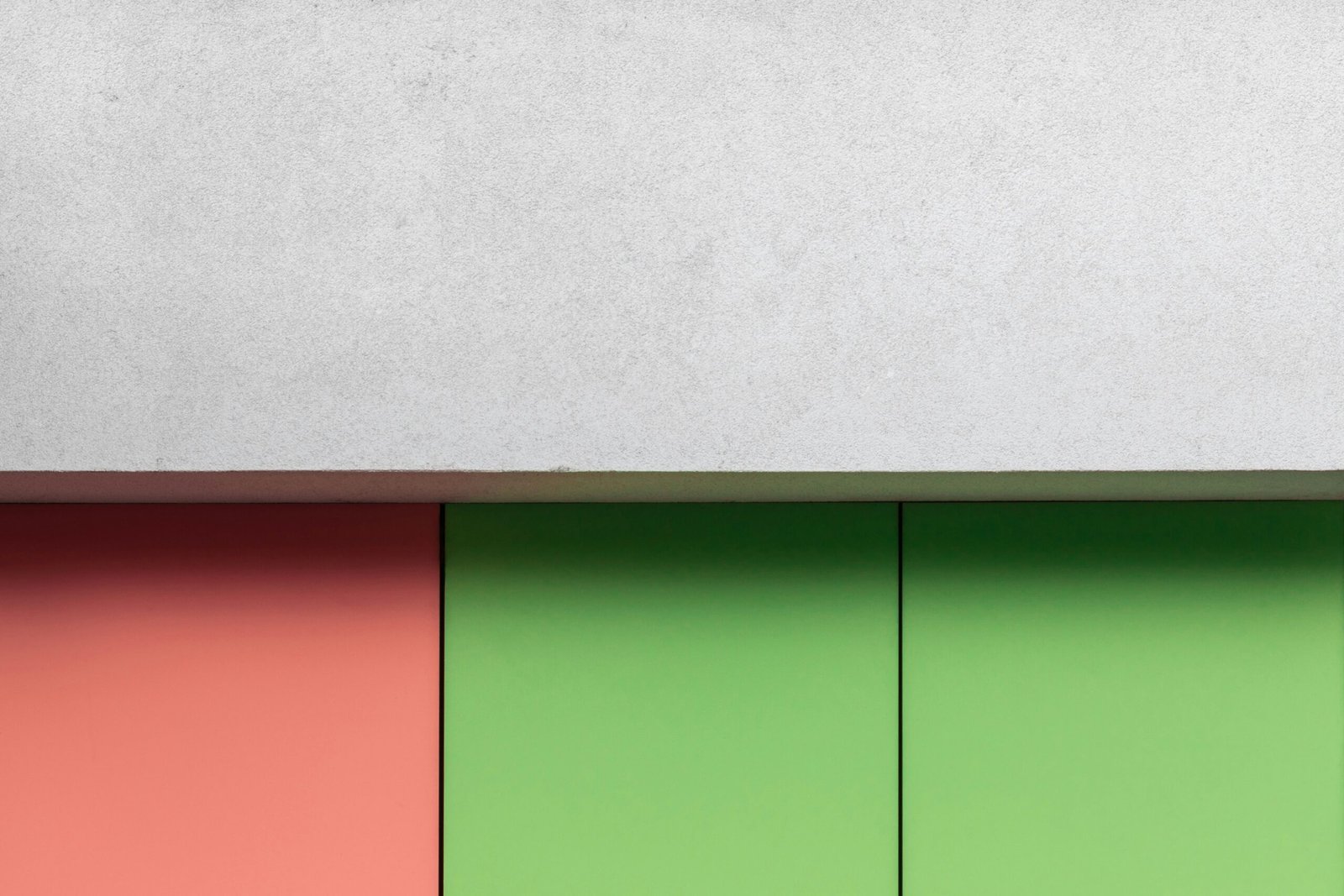 A bar graph showing 85% of users who track daily achieve their goals compared to 20% who don't.