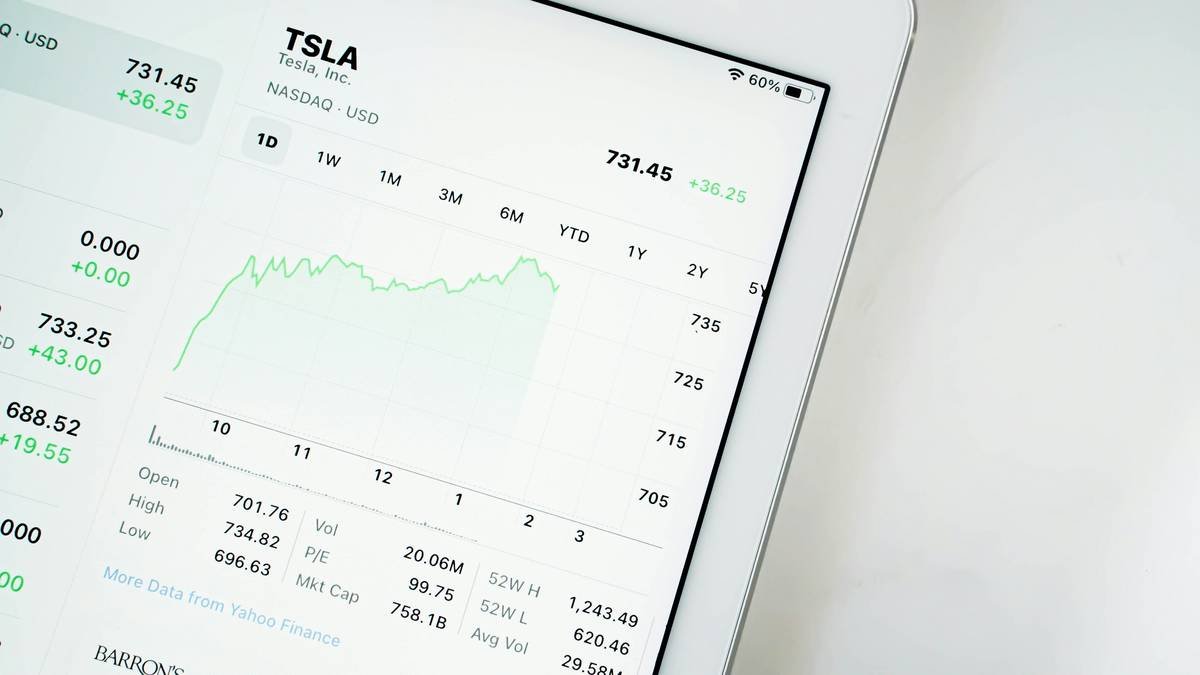 Comparison table featuring popular goal tracking apps highlighting features like streaks and integrations.