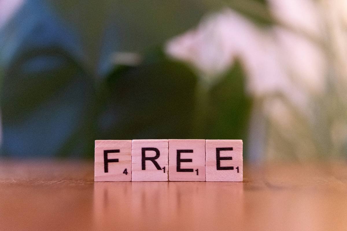 Infographic showing Sarah reduced her debt from $25k to zero in 18 months using coaching apps