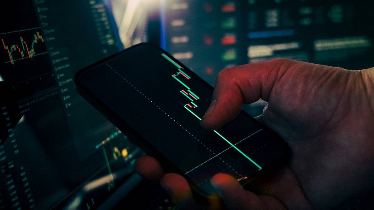 Infographic showing average monthly expenditures by category (e.g., housing, groceries)