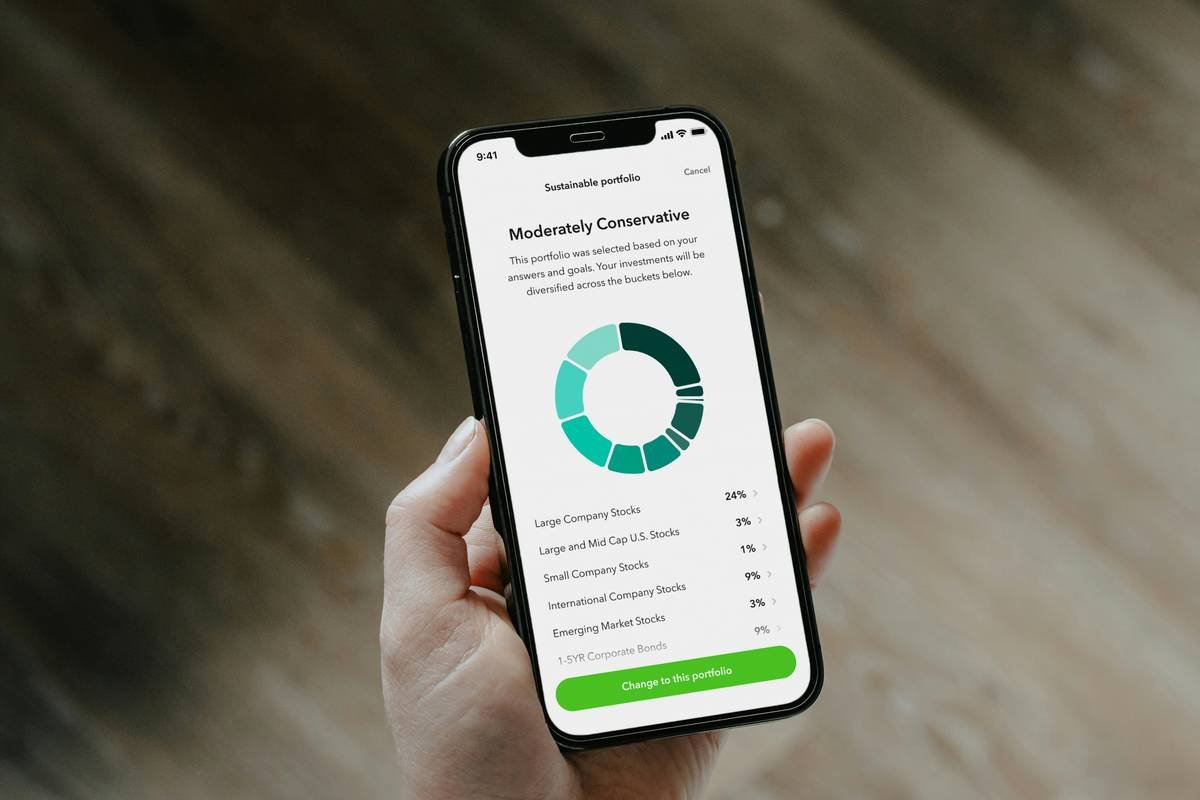 Bar chart showing 68% user drop-off in budgeting apps with 12+ input fields vs 28% in minimalist templates