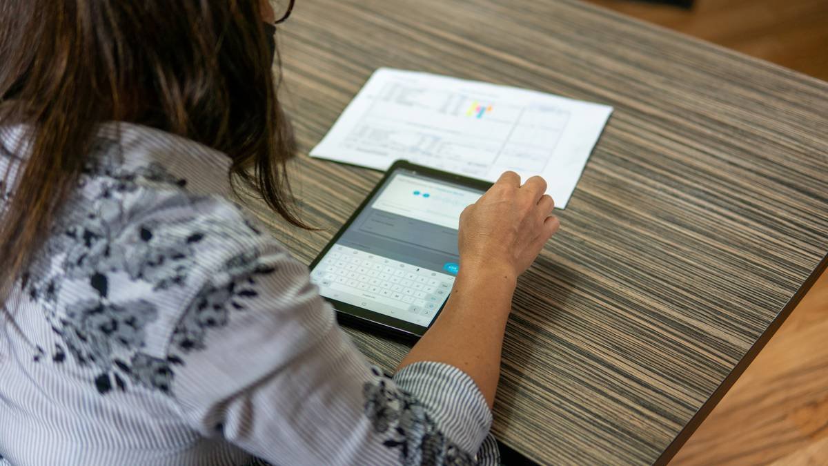 Bar chart showing 78% of users abandon budgeting apps within 90 days vs. 42% retention for goal-focused coaching apps